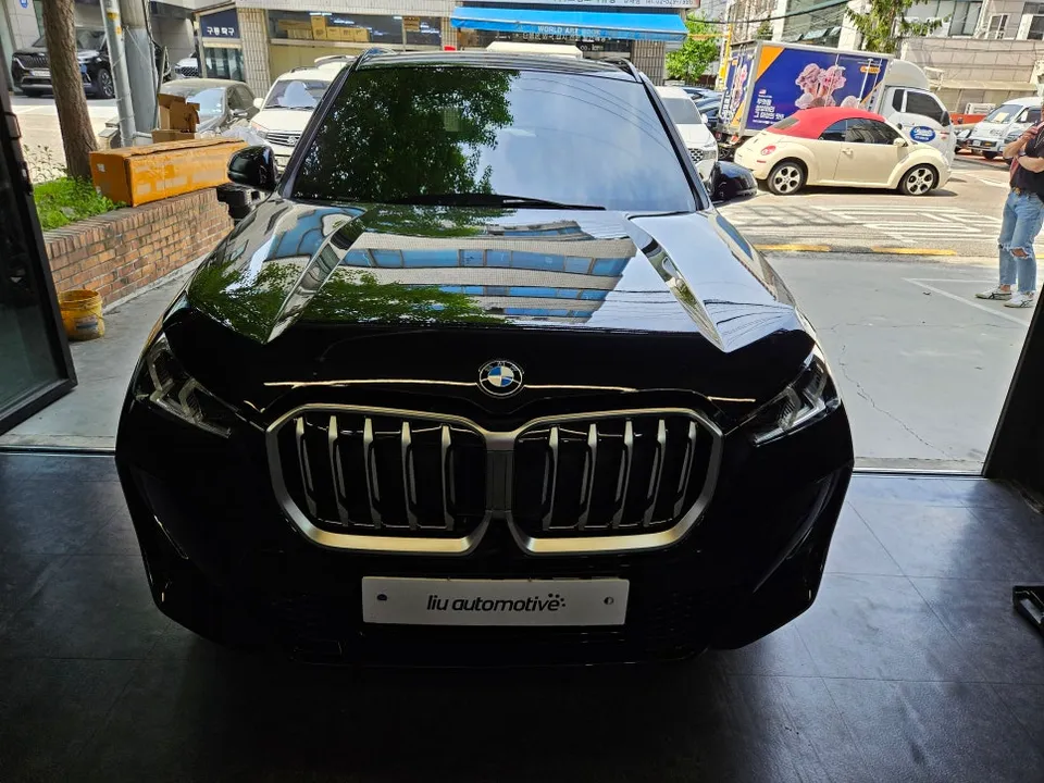 BMW X1 2024 body kit - BMW X1 2024 Black Pack Front Grille Review photo 3