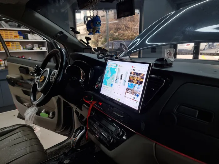 Kia All New CarnivalのAndroid Auto・CarPlay取付事例 施工写真 3-2