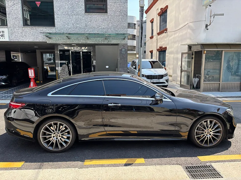 Mercedes-Benz E-Class Coupe vinyl wrap - Mercedes-Benz E-Class Coupe Vinyl Wrap Installation Review — Cost photo 3