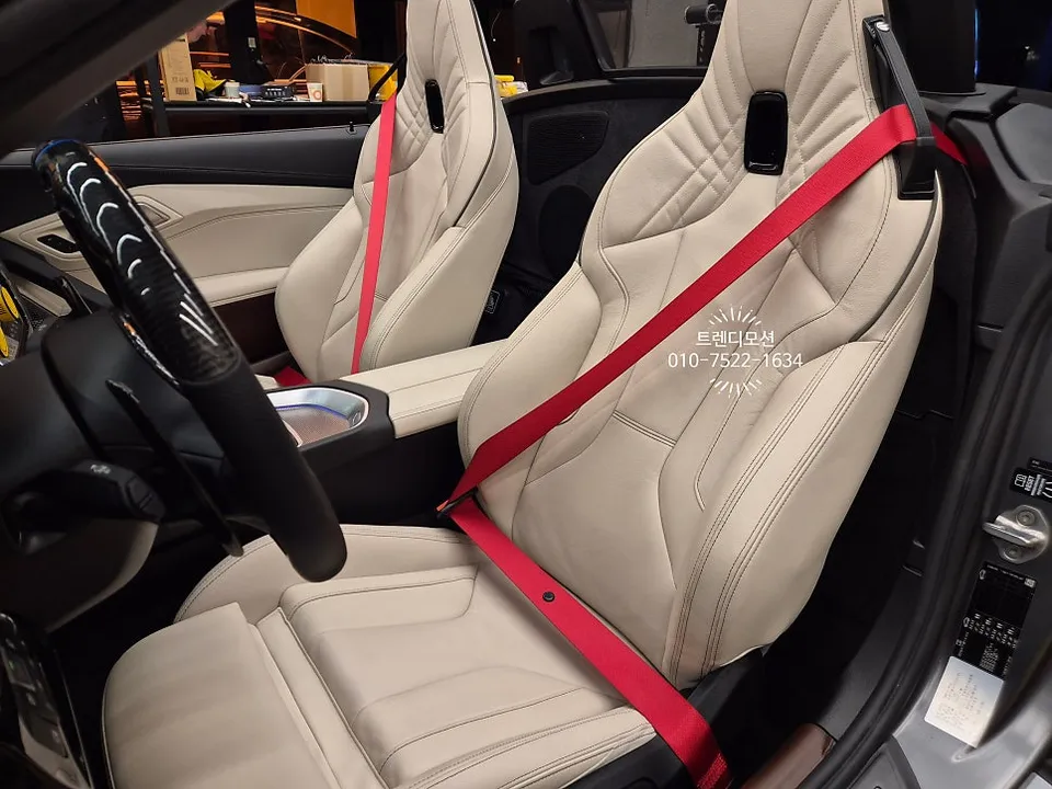 BMW Z4 interior customization - BMW Z4 Interior Customization Review: Bordeaux Red Seatbelts photo 3