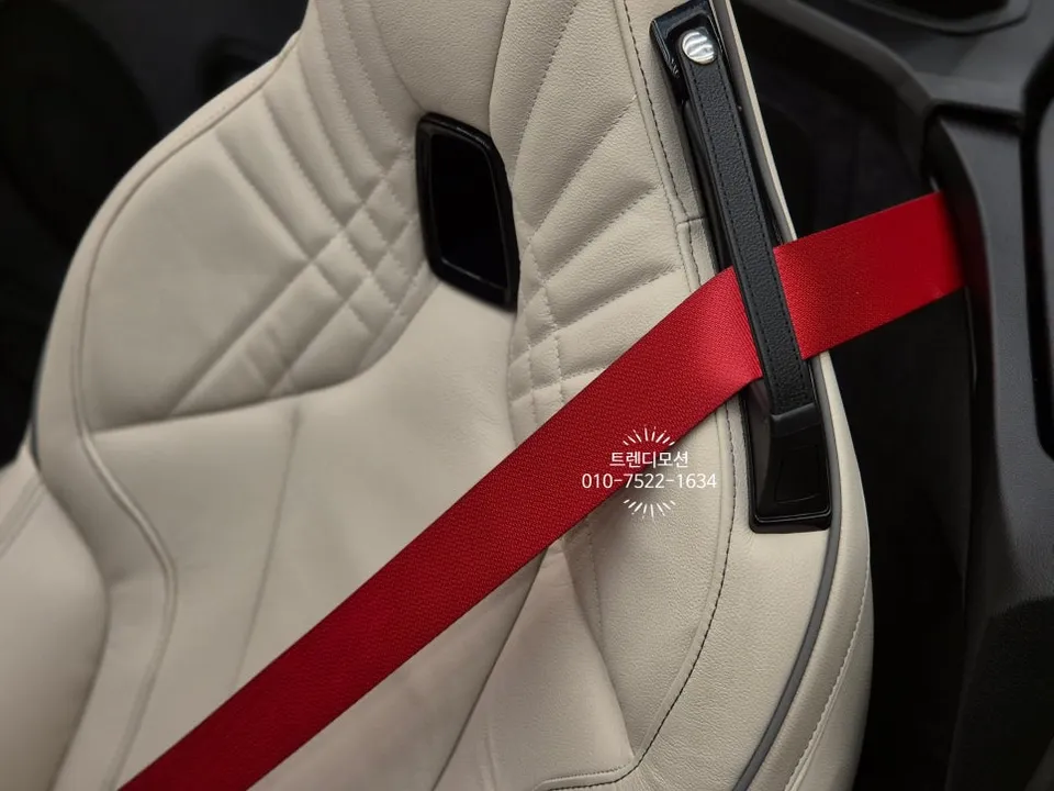 BMW Z4 interior customization - BMW Z4 Interior Customization Review: Bordeaux Red Seatbelts photo 4