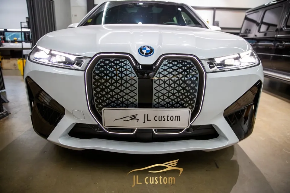 BMW IX ambient lighting - BMW IX Ambient Lighting Review: Iconic Glow Upgrade photo 6