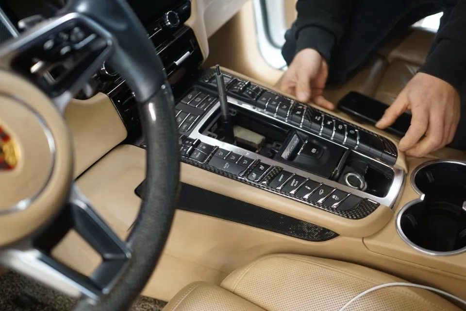 Porsche Macan interior customization - Porsche Macan Center Trim Upgrade Review — Modernized Interior photo 3