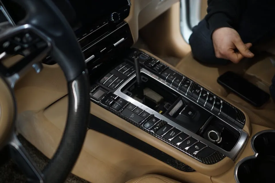 Porsche Macan interior customization - Porsche Macan Center Trim Upgrade Review — Modernized Interior photo 4