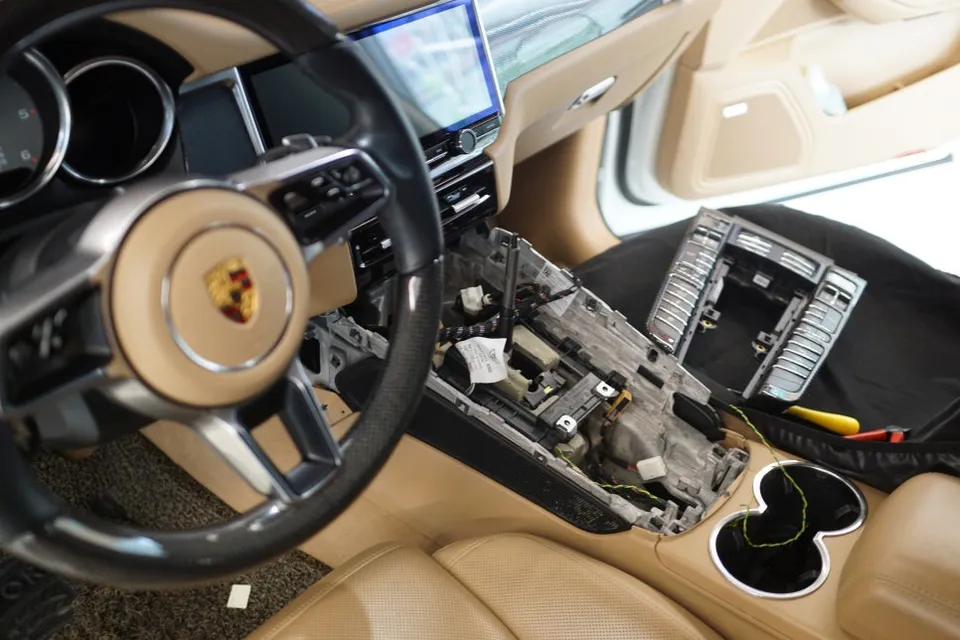 Porsche Macan interior customization - Porsche Macan Center Trim Upgrade Review — Modernized Interior photo 6