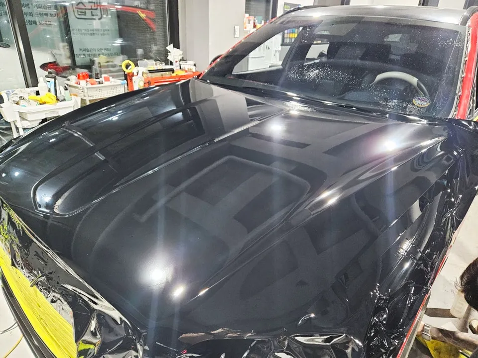Genesis GV70のカーラッピング事例:ペイントブラック 施工写真 1-2