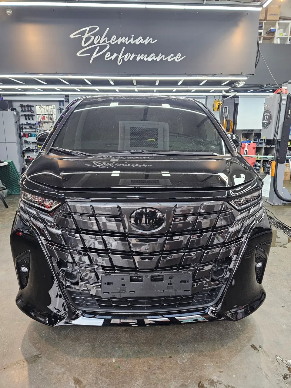 Toyota Alphard vinyl wrap installation result
