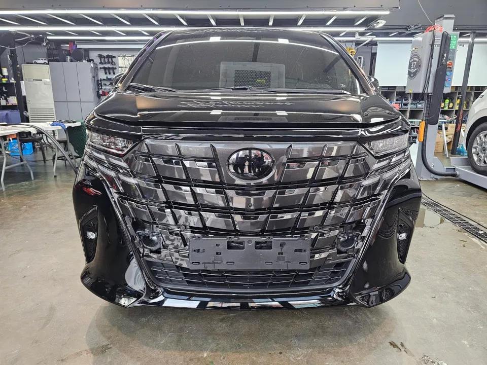 Toyota Alphard vinyl wrap - Toyota Alphard Vinyl Wrap Review: Black Grill Accent photo 3