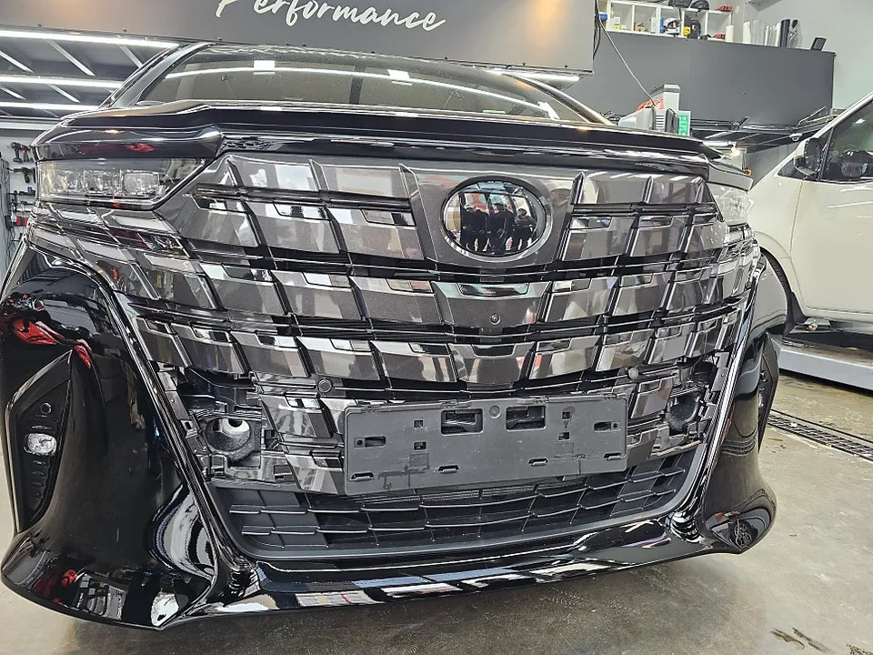 Toyota Alphard vinyl wrap - Toyota Alphard Vinyl Wrap Review: Black Grill Accent photo 4