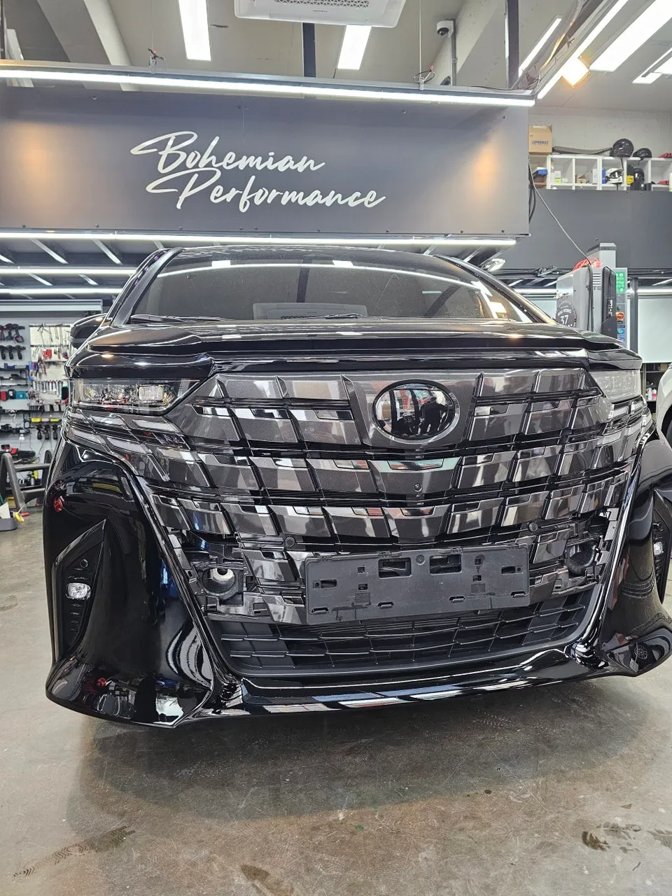 Toyota Alphard vinyl wrap - Toyota Alphard Vinyl Wrap Review: Black Grill Accent photo 5