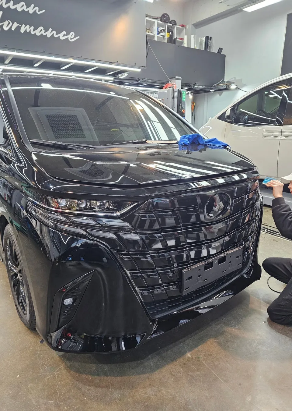 Toyota Alphard vinyl wrap - Toyota Alphard Vinyl Wrap Review: Black Grill Accent photo 6