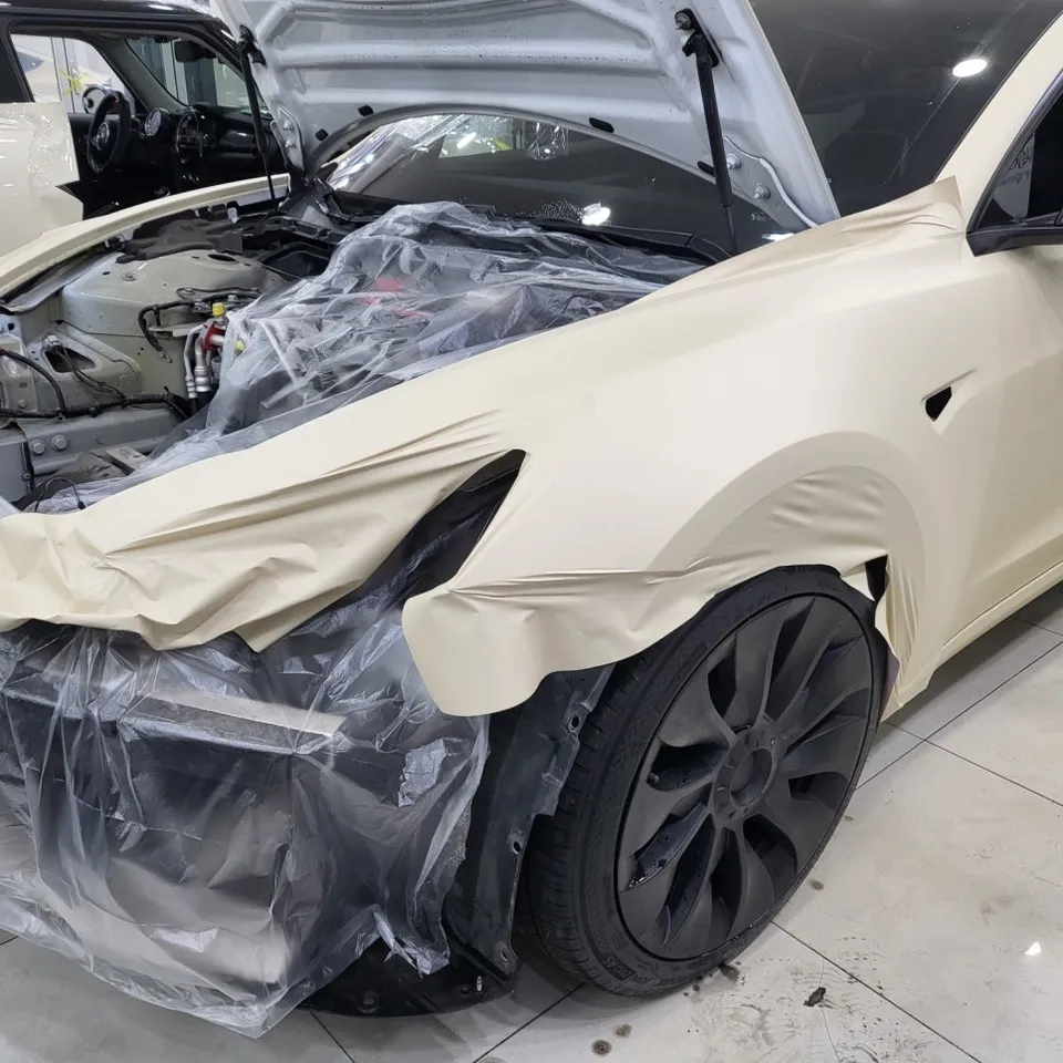 Tesla Model 3 カーラッピング事例:費用目安と仕上がり 施工写真 1-2