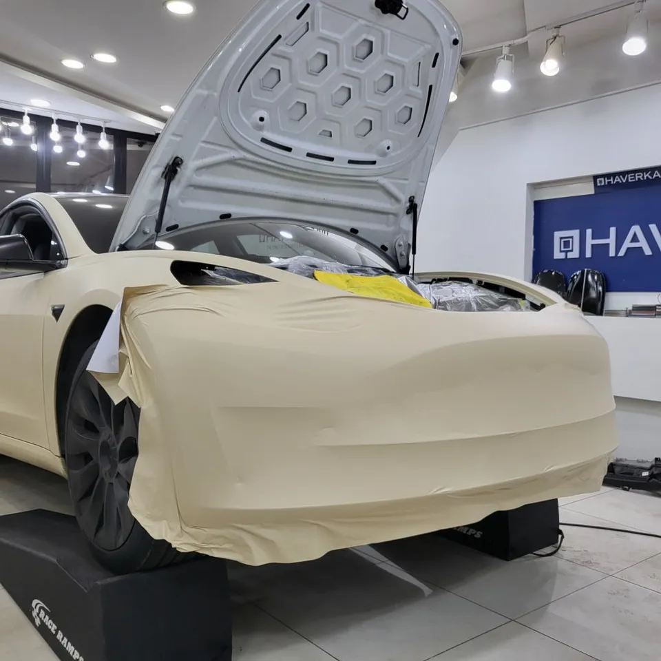 Tesla Model 3 カーラッピング事例:費用目安と仕上がり 施工写真 3-2
