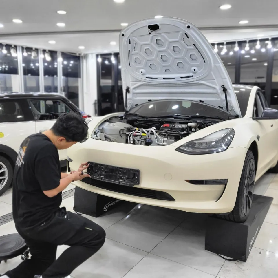 Tesla Model 3 カーラッピング事例:費用目安と仕上がり 施工写真 1-3