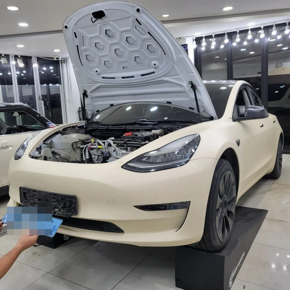 Tesla Model 3 カーラッピング事例:費用目安と仕上がり 施工写真 2-3