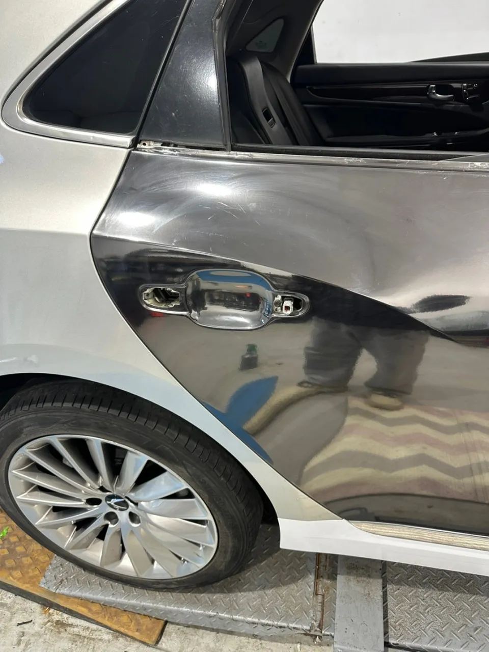 Hyundai Equusのカーラッピング事例|費用目安・仕上がり 施工写真 3-1