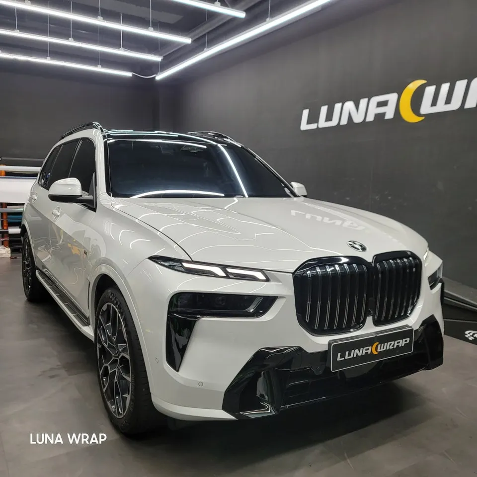 BMW X7のカーラッピング事例｜クロームパーツの統一感 施工写真 2-1