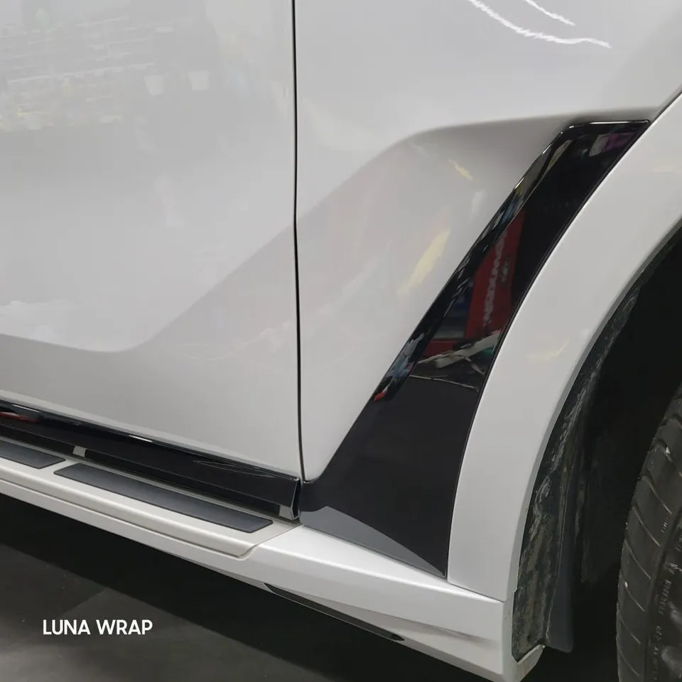 BMW X7のカーラッピング事例｜クロームパーツの統一感 施工写真 2-2
