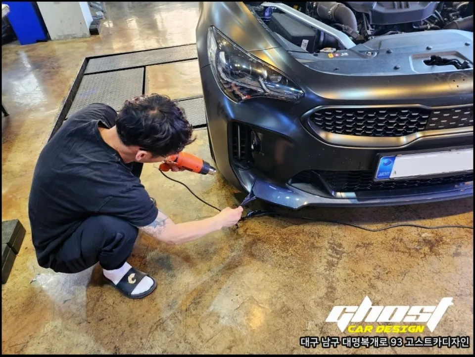 Kia Stingerのカーラッピング事例 施工写真 2-2