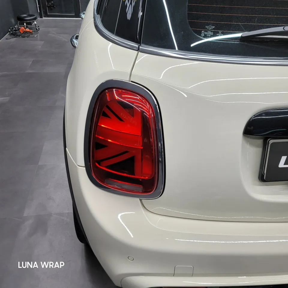 MINI MINI Cooperのカーラッピング事例｜クロームパーツの印象チェンジ 施工写真 2-2