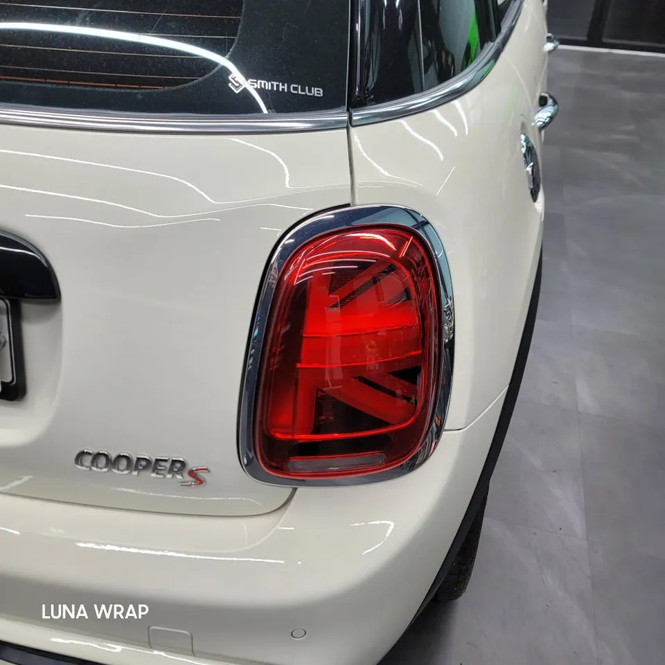 MINI MINI Cooperのカーラッピング事例｜クロームパーツの印象チェンジ 施工写真 3-2