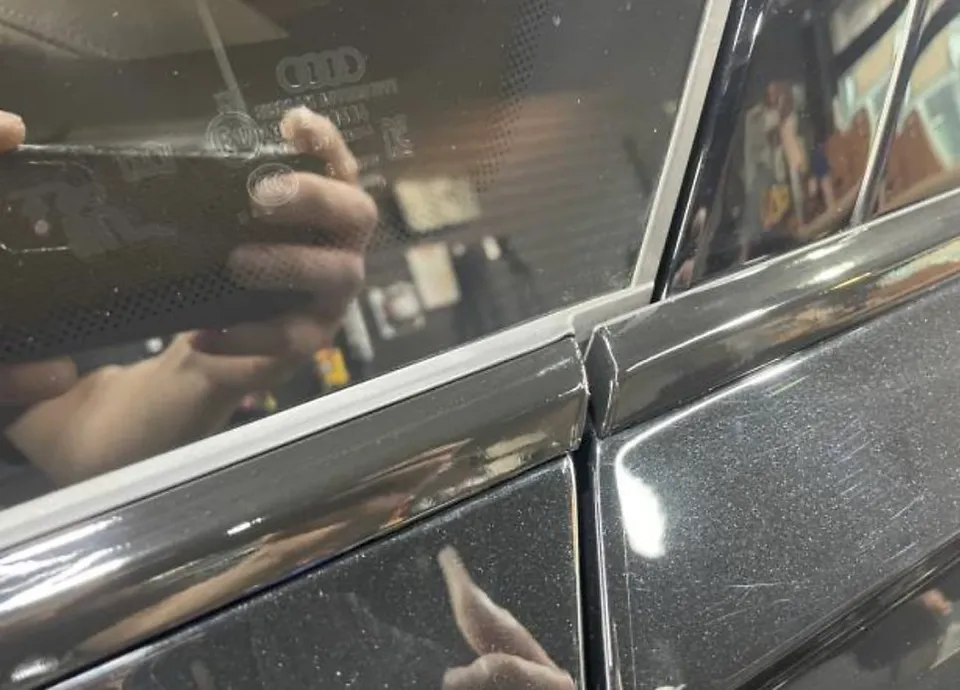 Audi A8のカーラッピング事例|クロームラインのブラック化 施工写真 1-2