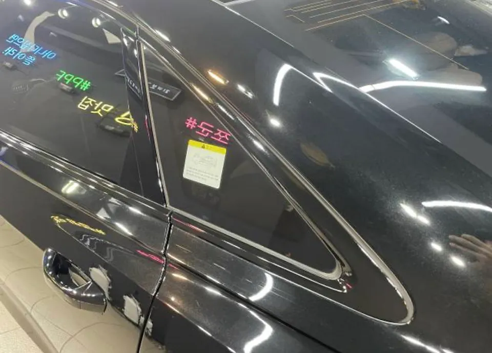 Audi A8のカーラッピング事例|クロームラインのブラック化 施工写真 3-2