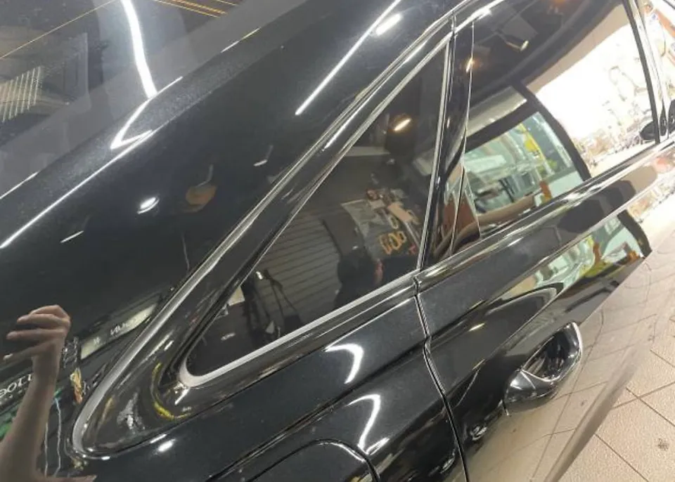 Audi A8のカーラッピング事例|クロームラインのブラック化 施工写真 1-3