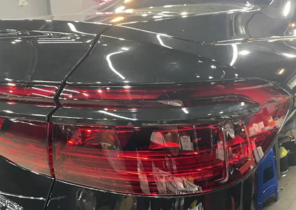 Audi A8のカーラッピング事例|クロームラインのブラック化 施工写真 2-3