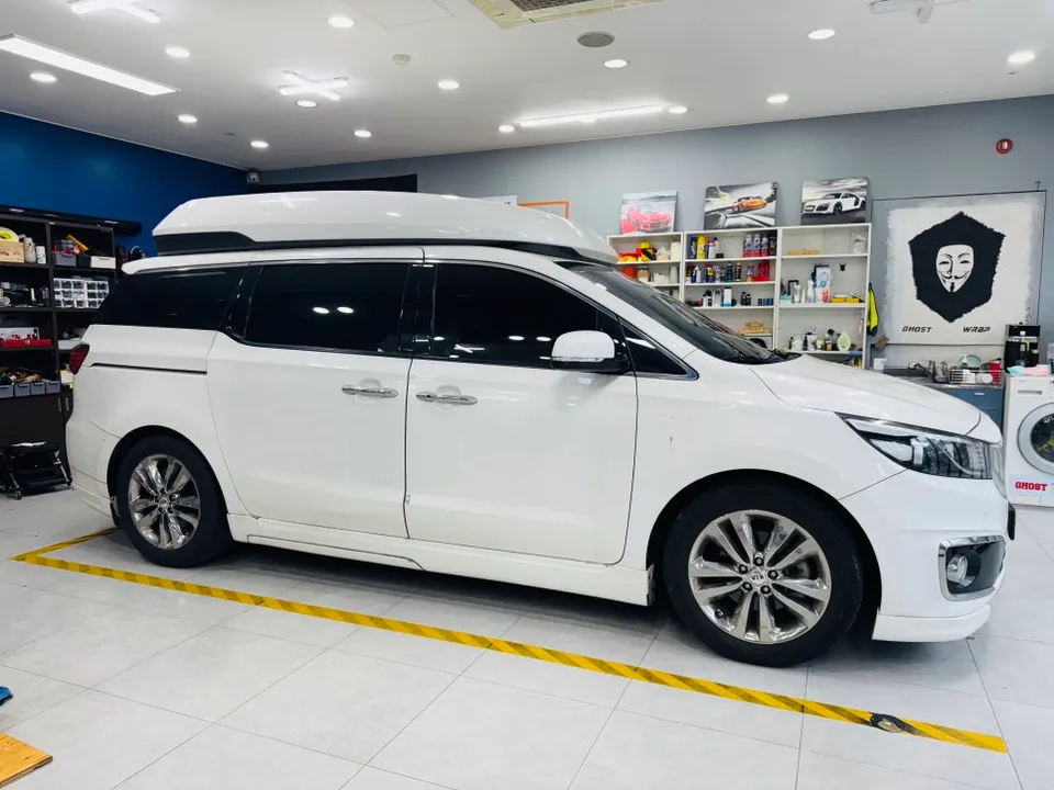 Kia Carnivalのカーラッピング事例|広告効果と費用目安 施工写真 3-2
