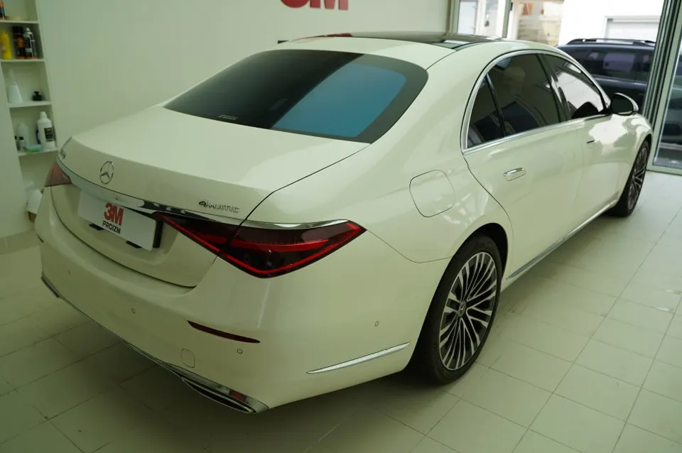 Mercedes-Benz S580 vinyl wrap - Mercedes-Benz S580 Two-Tone Vinyl Wrap: Expert Border Technique photo 4