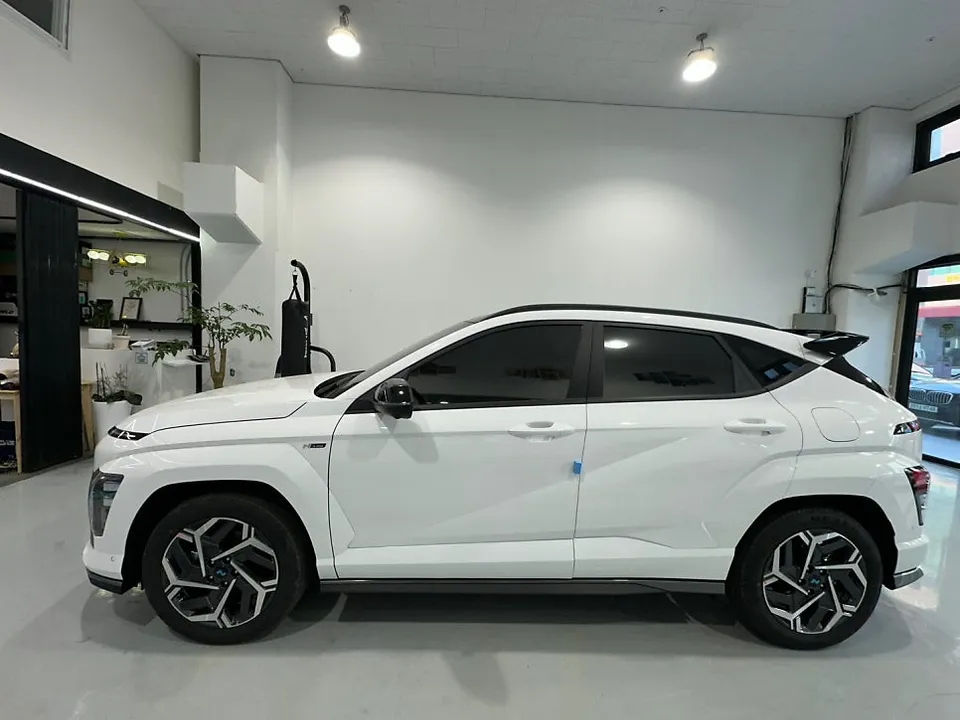 Hyundai Konaのカーラッピング事例|3Mブラックでカスタム 施工写真 2-1
