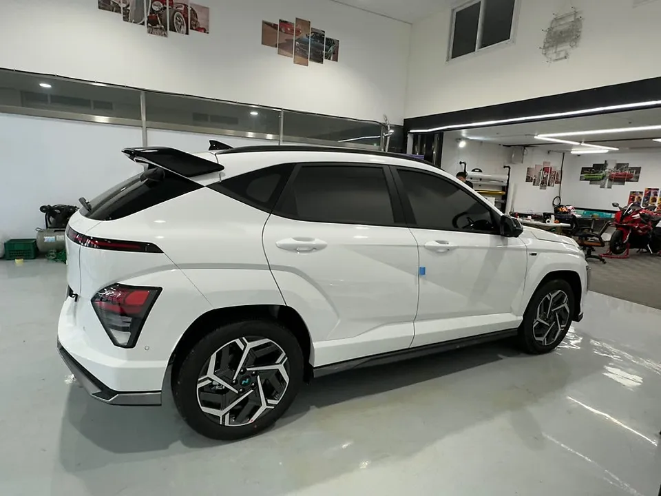 Hyundai Konaのカーラッピング事例|3Mブラックでカスタム 施工写真 1-2
