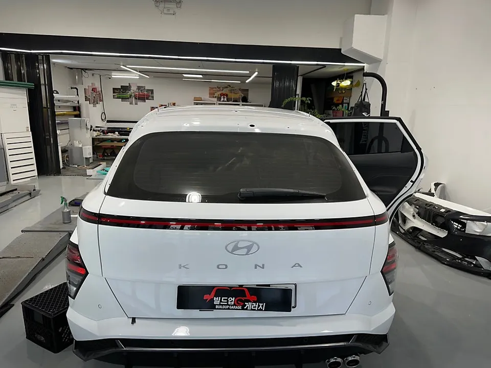 Hyundai Konaのカーラッピング事例|3Mブラックでカスタム 施工写真 3-2