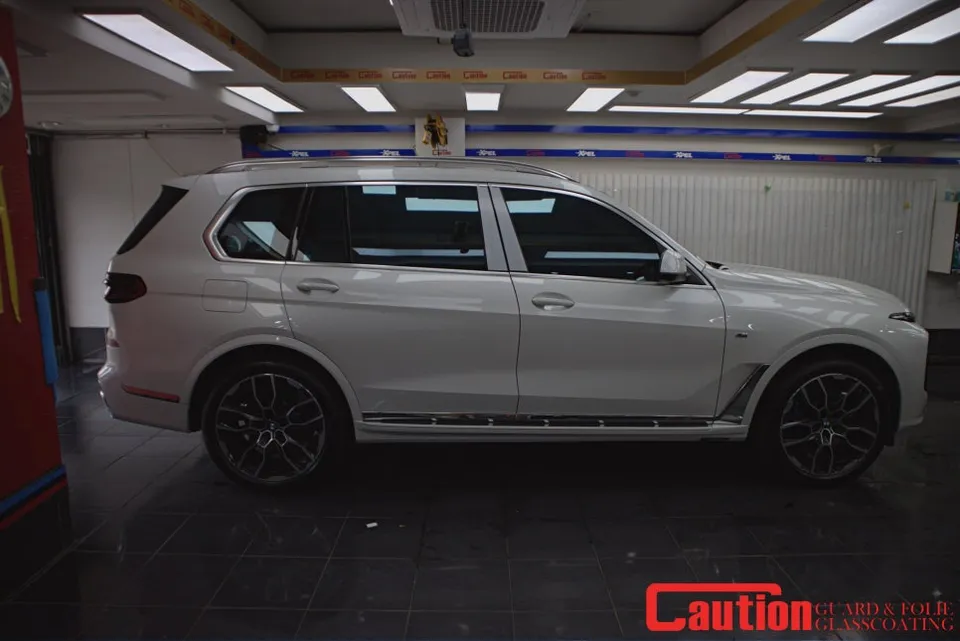 BMW X7のカーラッピング事例|クローム除去で印象激変 施工写真 3-2