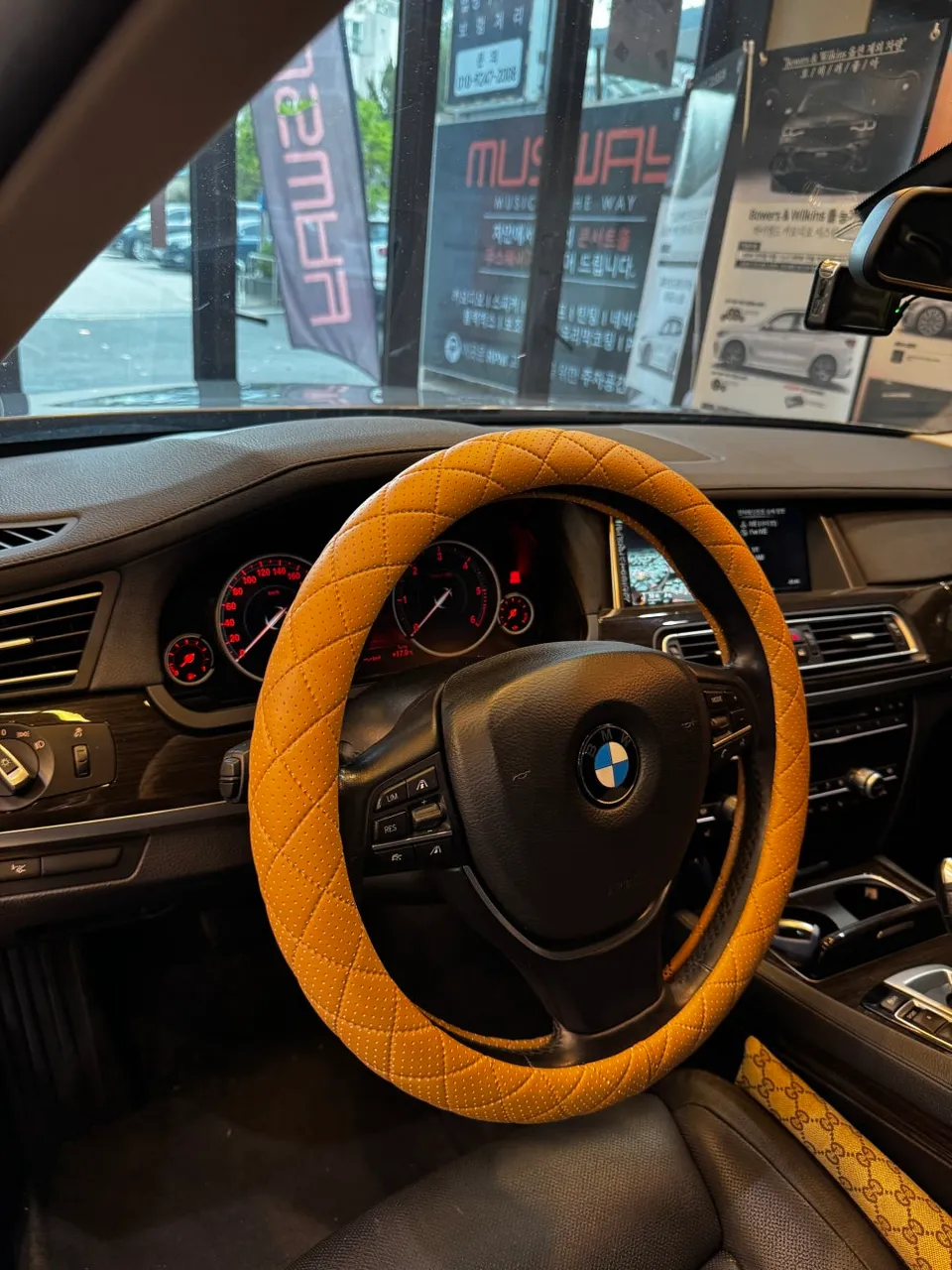 BMW 7 SeriesのAndroid Auto・CarPlay取付事例 施工写真 2