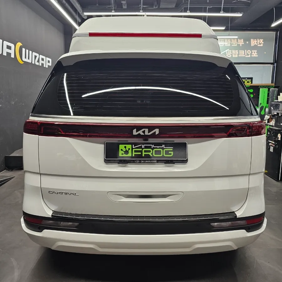 Kia Carnival Hi-Limousineのカーラッピング事例|費用目安・仕上がり 施工写真 3-1