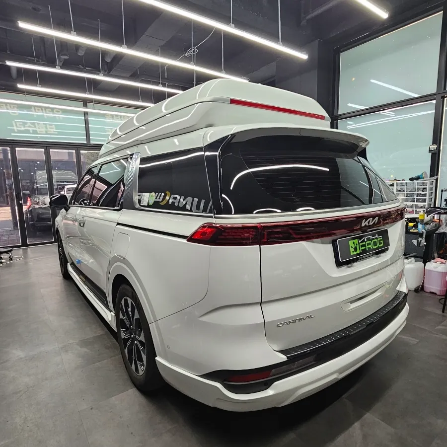 Kia Carnival Hi-Limousineのカーラッピング事例|費用目安・仕上がり 施工写真 1-2