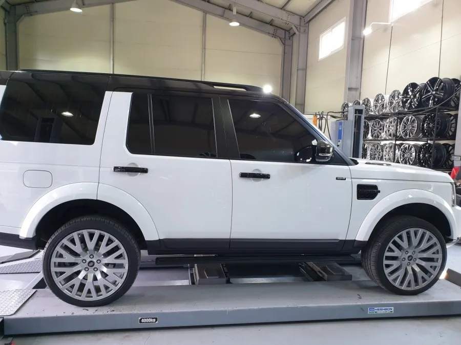 Land Rover Discoveryのホイールリペア・塗装事例 施工写真 2-1