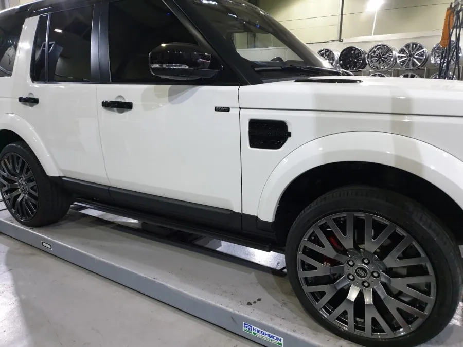 Land Rover Discoveryのホイールリペア・塗装事例 施工写真 1-2