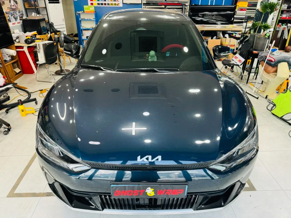 Kia EV6のカーラッピング事例|ピンクゴールドのアクセント 施工写真 1-1