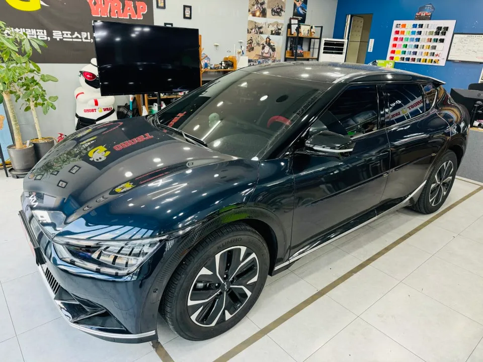 Kia EV6のカーラッピング事例|ピンクゴールドのアクセント 施工写真 2-1