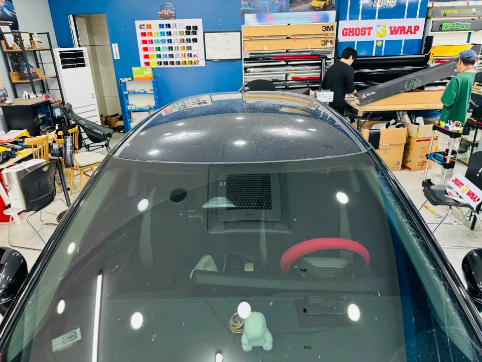 Kia EV6のカーラッピング事例|ピンクゴールドのアクセント 施工写真 4-1