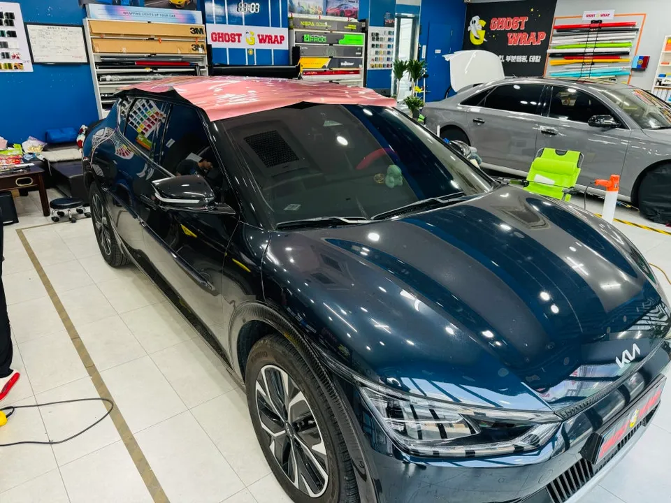 Kia EV6のカーラッピング事例|ピンクゴールドのアクセント 施工写真 2-2
