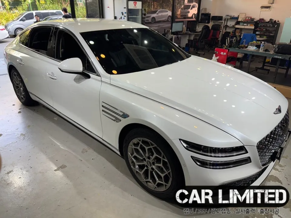 Genesis G80のカーラッピング事例|ピアノブラックの高級感 施工写真 3-3