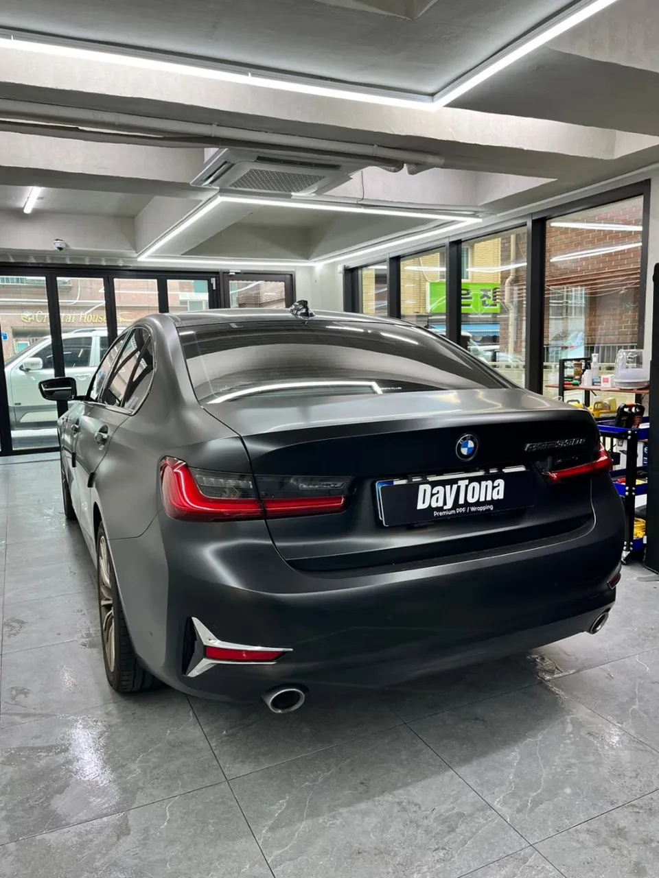 BMW 330e G20のカーラッピング事例 施工写真 1-2