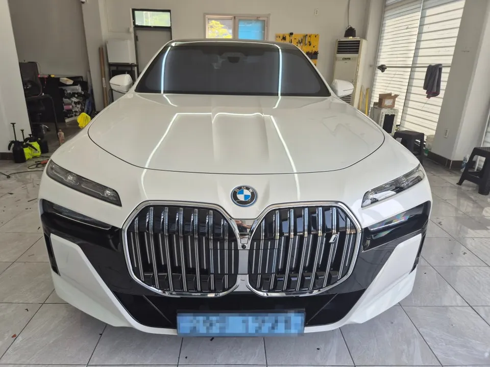 BMW 7 Seriesのカーラッピング事例|費用目安・仕上がり 施工写真 1-1
