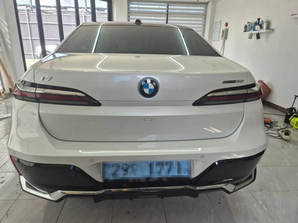 BMW 7 Seriesのカーラッピング事例|費用目安・仕上がり 施工写真 2-1