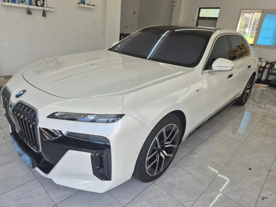 BMW 7 Seriesのカーラッピング事例|費用目安・仕上がり 施工写真 3-1