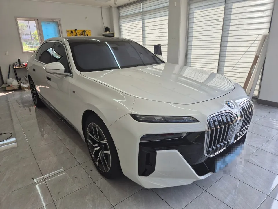 BMW 7 Seriesのカーラッピング事例|費用目安・仕上がり 施工写真 4-1